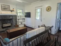 Gather with loved ones in this early American home 베델 호텔