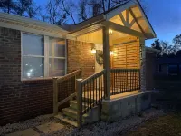 The Chic Getaway: 2BD/1BA Q Beds w/ Smart TVs 크라이튼 쇼핑센터 주변 호텔
