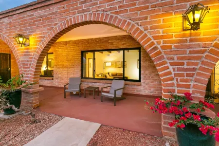 The Wyatt: Treat Yourself - You Deserve It! Отели рядом с достопримечательностью «Tucson Clay Co-Op»