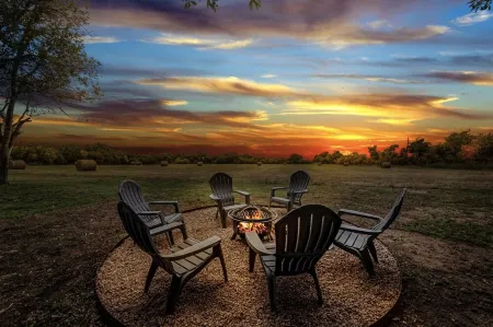 New-Rock Creek Cottage ~ Cozy & Countryside, 12 miles from Magnolia