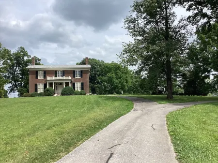 Greenwood Farm log cabin close to the Bourbon Trail and Keeneland