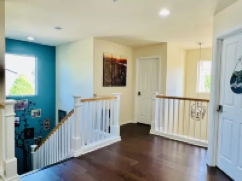 BRIGHT & SPACIOUS MODERN HOUSE WITH GORGEOUS LANDSCAPE + ACSEATTLE Hoteles en Kent