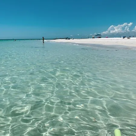 Winter Escape to Sunny 🏝️ 5 min walk to beach!
