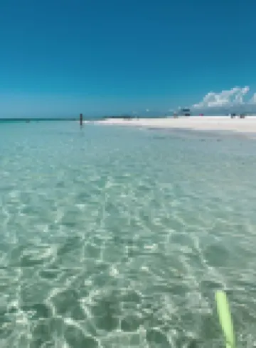 Winter Escape to Sunny 🏝️ 5 min walk to beach!