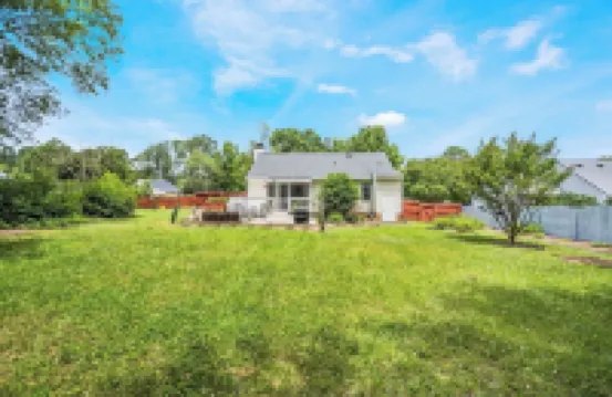 Quaint Cottage of Holly Springs 霍利斯普林斯酒店