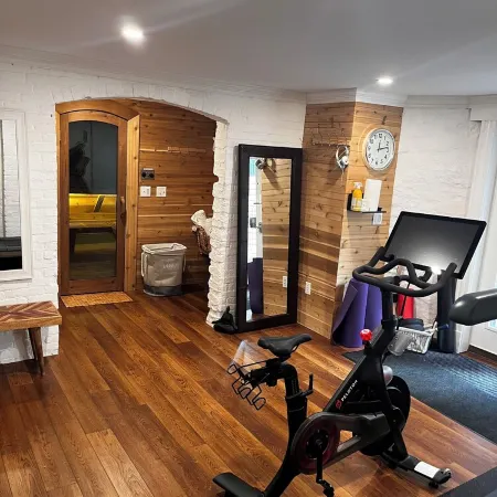 Historic Hewitt Onion Tower Apt 2 Studio in Central Marquette with Sauna Access