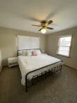 Newly remodeled family friendly home in Jenks. Walking distance to Aquarium.