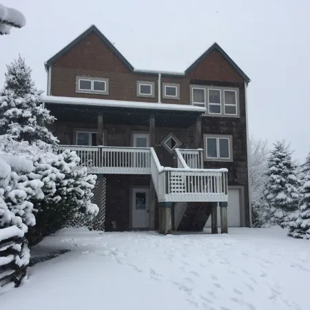 6 Bdrm 5 Bath Sleeps 14 Ski in and Ski out Slopeside!