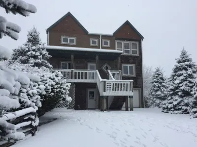 6 Bdrm 5 Bath Sleeps 14 Ski in and Ski out Slopeside!