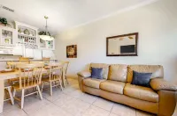 2BR Condo, Walk to Beach, Pool, WiFi