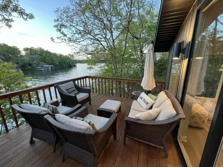 Modern cozy lakeside private home, dock, main channel views, off Horsehoe Bend!