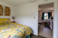 Romantic Tropical-themed Bungalow by the Sea. Pet Friendly!! Sleeps 2