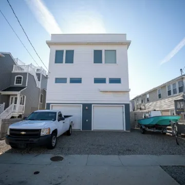 4 Bedroom Ship Bottom Beach House w/Hot Tub + Game room! 1 Block to the Beach!