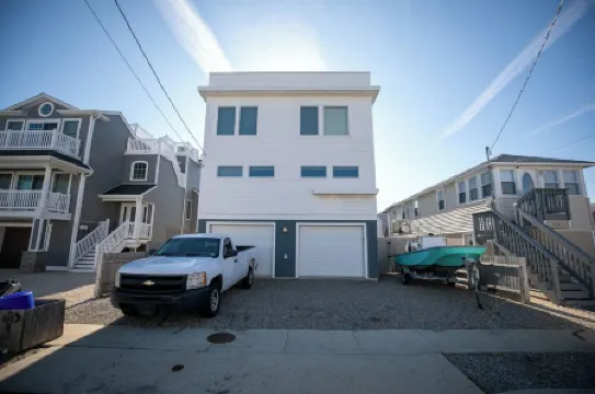 4 Bedroom Ship Bottom Beach House w/Hot Tub + Game room! 1 Block to the Beach!