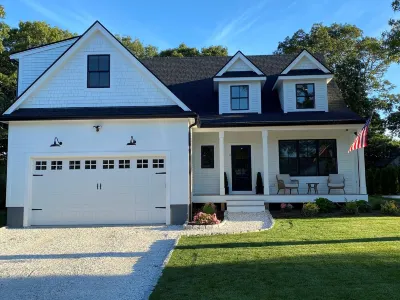 Modern Cape Cod home in vibrant beach community - steps to beach; pool access!! E 팰머스 공공도서관 주변 호텔