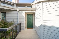 Sophisticated 2BR Lake Condo "The Oar" with open channel views of Lake Hamilton