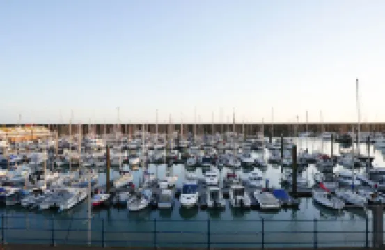 Stunning modern space with harbour views & free parking