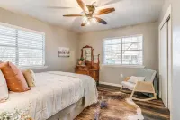 Downtown Hico home, just steps away from shopping! 히코 호텔