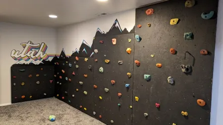 Entire Pet Friendly House-Fully Fenced Backyard-Abundant Play Space-Near Resorts