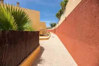 Large, bright and quiet with terrace, 3 bedrooms, 3 bathrooms, wifi.