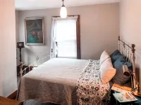 1920’s charm. In-town retreat. Great for fly fishermen!! Pet Friendly