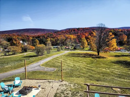 Family friendly mountain view, modern retreat.
