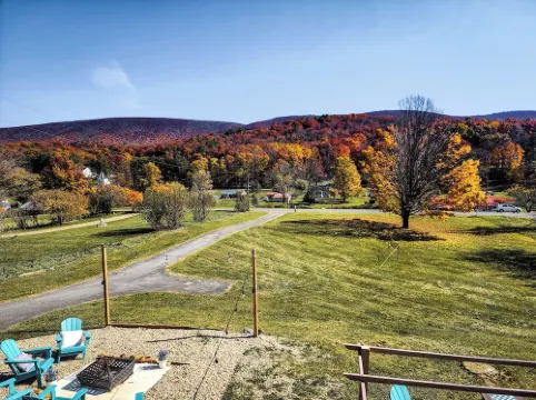 Family friendly mountain view, modern retreat.