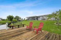 Peaceful home on the canal. Lively waterway great for fishing & boating. Các khách sạn gần Warm Mineral Springs Park