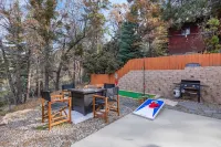 Spacious, Modern Mountain Cabin with Hot Tub Hotel dekat Pali Adventures