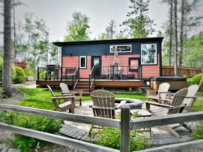 Near Pictured Rocks and trails, access to AuTrain River, has private hot tub
