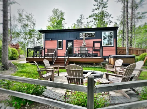 Near Pictured Rocks and trails, access to AuTrain River, has private hot tub
