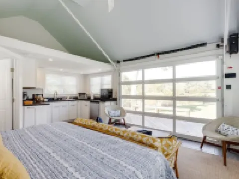 Home on Jackson Creek Home w/kayaks, bike, dock. Available guest cottage extra. โรงแรมในMiddlesex County