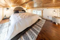 Big Profile, Tiny Mtn Cabin Enchanted Cottage Floral & Gifts 주변 호텔