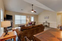 Cozy Cottage -with Hot Tub & Pool in the Heart of Pigeon Forge Close to Parkway!