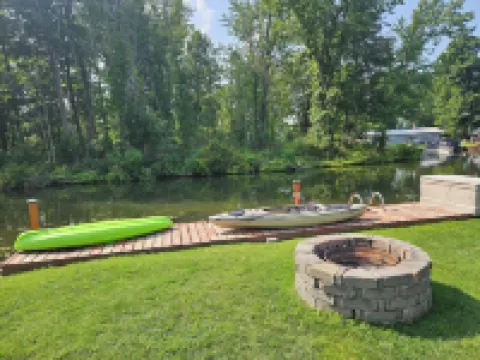 Creekside Cottage w/Lake access, Dock, Hot tub, Canoe/Kayaks