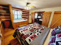 McKenzie Cabin: A Cozy Romantic Retreat with Mountain Views and Hot Tub