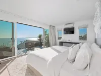 Black Swan: Beachfront Home w/ Year-Round Jacuzzi Hotele w: Hampton Bays