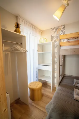 Apartments "LES PIEDS DANS L'EAU'' Отели в г. Сен-Жиль-Круа-де-Ви