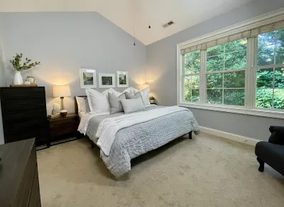 Walk to Main St & Falls Park, 2 Bedroom Townhouse with 2 Parking Spots Grace Church - Downtown 주변 호텔