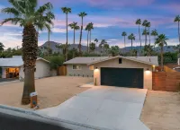 Desert Golf Retreat - Private Putting Green, Pool, Universal Tesla EV Charger Hotels near The Living Desert Zoo and Gardens