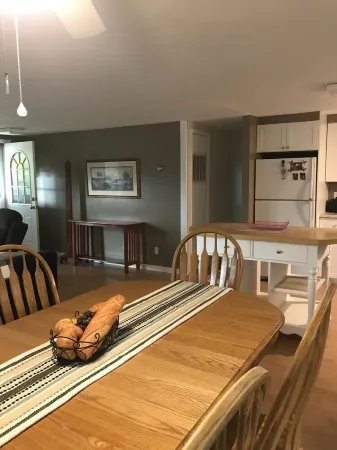 Quiet, 3 bedroom & 1 bath get-a-way. Near Lake Erie for fishing & skiing resorts Отели рядом с достопримечательностью «Uncle John's Elk Creek Campground»