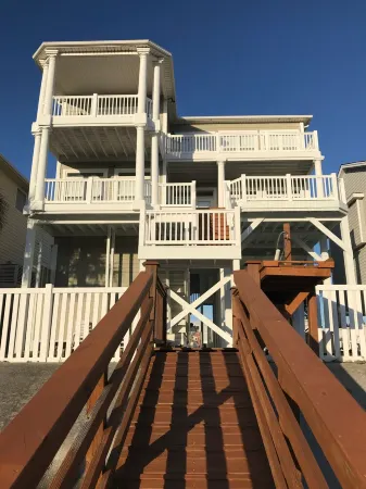 Canal Front w/ Putting Green w/ private dock & private heated pool; Sleeps 18+