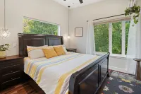 Bright & Modern Near Downtown & 1st Street Rapids - Walk Downtown Along River