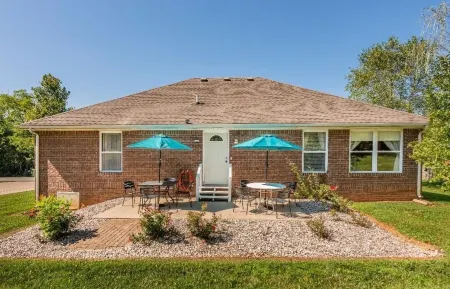 Upscale 1 Story 3 Bd 2 Ba on Bourbon Trail Close to Town 4 Beds/3 XL Beds + Q/S