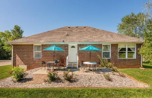 Upscale 1 Story 3 Bd 2 Ba on Bourbon Trail Close to Town 4 Beds/3 XL Beds + Q/S