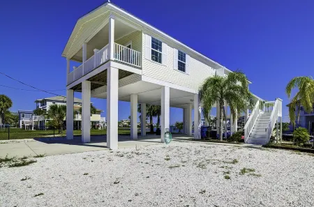 Gulf Sunset View on Deep Water Canal minutes from Weeki Wachee Springs Отели в г. Эрнандо-Бич