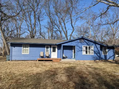 Colorful & Bright Blue Ranch House close to KSU Football stadium