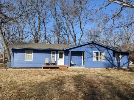 Colorful & Bright Blue Ranch House close to KSU Football stadium Отели в г. Манхэттен