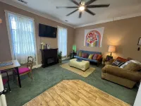 Hideaway Loft on Historic Main Street in Beautiful Brick Building. Hotel di Mammoth Spring