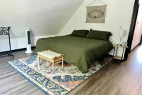 Lavish tub with free parking near several music & wedding venues